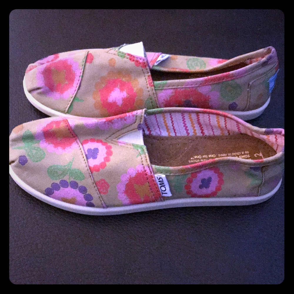 TOMS youth shoes